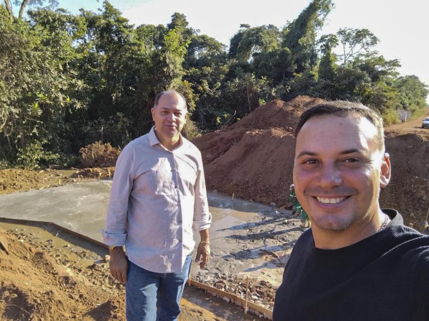 Prefeito Uilson acompanha com vereador Juninho construção das novas aduelas em Comunidades de Nova Lacerda .
