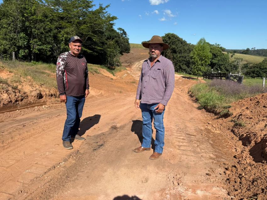 Prefeito Airton e Secretário de Obras vistoriam melhorias nas estradas rurais