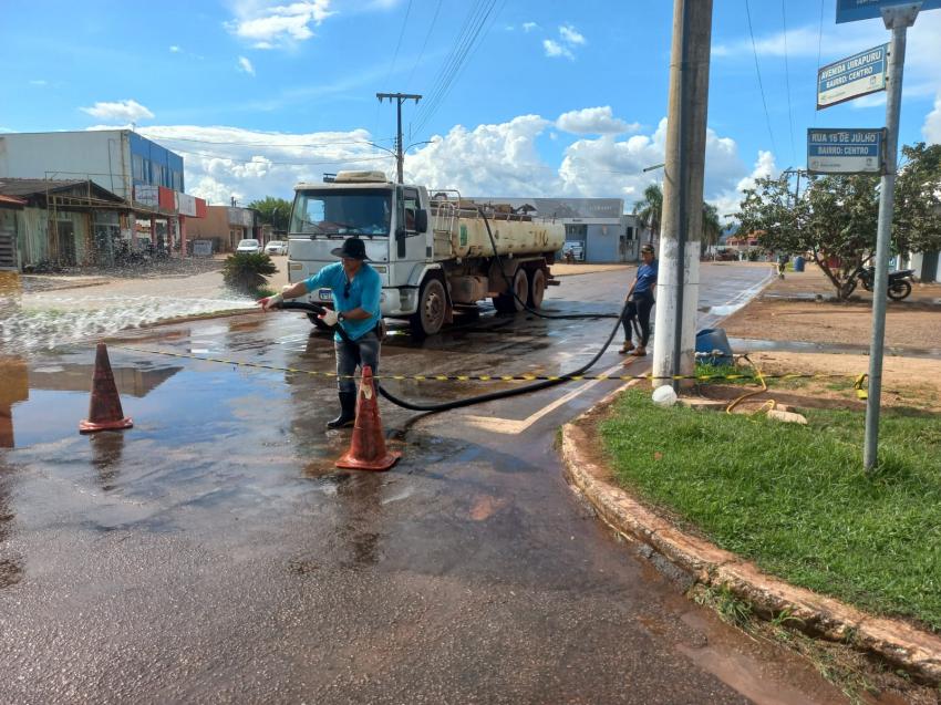 PREFEITURA DE NOVA LACERDA REALIZA LIMPEZA DAS RUAS E PINTURA DE MEIOS-FIOS