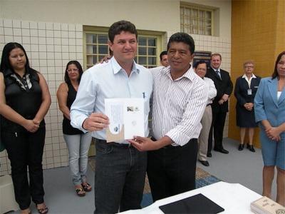 Entrega de selo comemorativo aos 15 anos de emancipação política