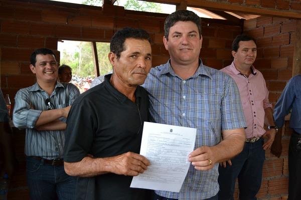 Entrega do Contrato de Conseção de Uso da Terra (CCU) - Assentamento Santa Elina